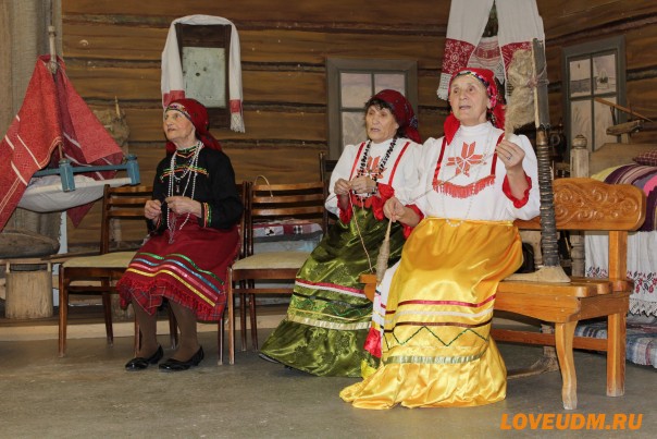 масленица в Як-Бодье бабушки прядут
